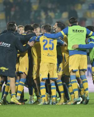 Frosinone regina d'inverno, ma Reggina e Genoa tengono il passo