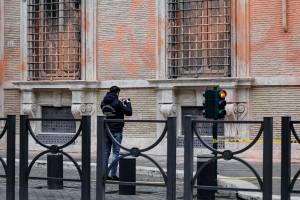 Assalto al Senato a colpi di vernice: arrestati 3 estremisti dell'ambientalismo. "Gesto oltraggioso"