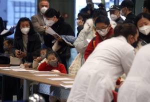 A Shangai i malati in barella sui marciapiedi: "11mila morti al giorno"