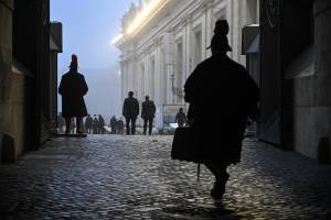 Silenzio e ricordo. I fedeli e Roma salutano Benedetto XVI