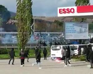 Forzano l'alt della polizia: ultrà napoletani fermati con le spranghe in auto