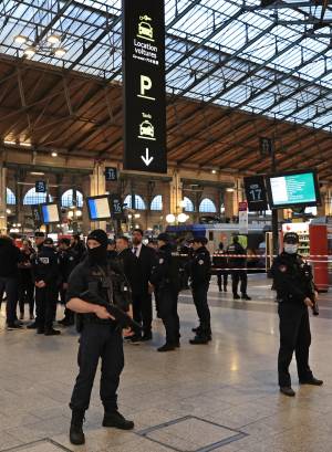 Libico, 23 anni, con decreto di espulsione. Accoltellate sei persone alla Gare du Nord