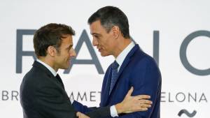 La Francia amica di tutti: cosa c'è dietro il patto tra Macron e Sanchez