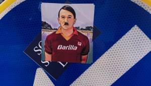 Hitler con la maglia della Roma. Gli adesivi choc