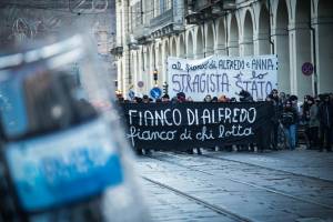 Continuano scontri e minacce. Due auto della polizia bruciate