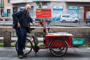 Tre ruote e cento chili di libri. "A domicilio anche i consigli"