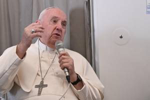 "Volevano tagliarmi la testa". Papa Francesco choc sul caso Jalics