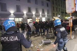 Già 11 anarchici denunciati per gli scontri. Le forze dell'ordine: "Terrorismo di piazza"