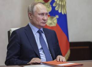 Putin, minacce nucleari: "Pronti a tutto per vincere". Avviso all'Italia sul Covid