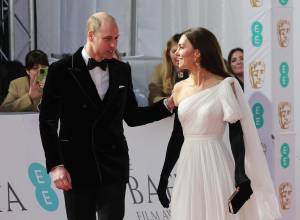 "Una pacca sul...". Il significato del gesto poco royal di Kate ai Bafta