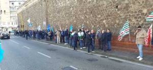 Sit-in degli agenti davanti a Poggioreale: cosa chiedono