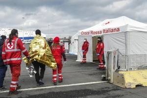 Altri sbarchi, hub strapieni. L'invasione senza tregua