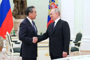 "Interessi reciproci". Wang Yi vola in Russia per proporre la pace a Putin