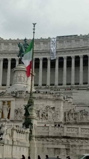 "L'Italia tortura". L'ennesimo blitz degli anarchici pro Cospito