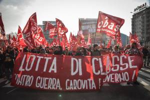 Il corteo pro-Alfredo fa flop. Soltanto pochi striscioni annegati in una marea di bandiere rosse dei Cobas