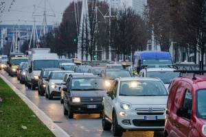 Dall'Ue arriva lo stop per i motori benzina e diesel dal 2035. L'Italia si astiene e punta ai biocarburanti