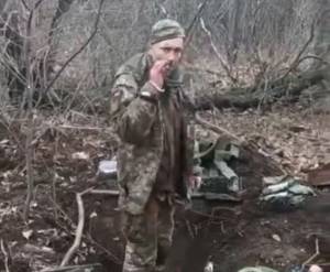 Il video choc dei russi: così fanno fuori il soldato ucraino disarmato
