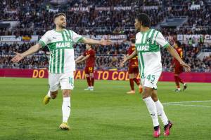 Poker del Sassuolo all'Olimpico: alla Roma (in dieci) non basta Dybala