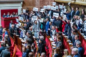 Macron tira dritto sulla riforma delle pensioni. Ma rischia di esser sfiduciato