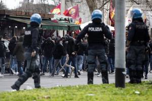 Scontri tra tifosi per il derby Lazio-Roma: un agente ferito, cosa è successo