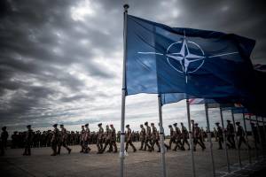 Armi, munizioni e 300 mila uomini: il piano della Nato per contenere Putin