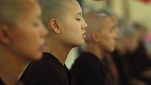 Spade e preghiere: ecco le "armi" delle monache buddiste del Kung Fu   