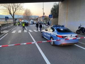 Ladro giù dal viadotto per sfuggire alla polizia. È in gravi condizioni