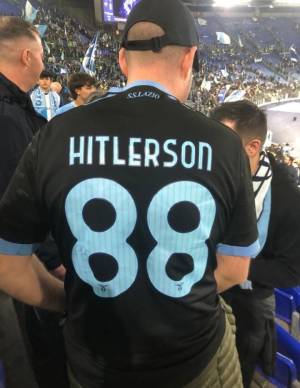 Cori antisemiti e la maglia "Hitlerson 88" al derby: identificati tre tifosi della Lazio