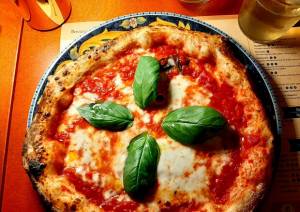 "Pizza? A Napoli era una schifezza". Ed è subito polemica