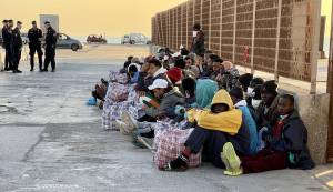 Migranti, stretta di Piantedosi: no ai grandi centri di accoglienza