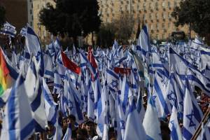 I sostenitori di Netanyahu in piazza con l'incubo degli scontri