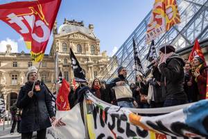 "Alto rischio di incidenti". A Parigi torna in piazza la rabbia anti Macron