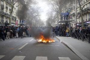Tra i manifestanti anti Macron: così esplode la rabbia della Francia
