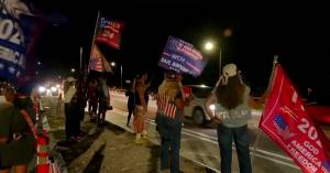 Striscioni e bandiere: si scalda la piazza pro Trump