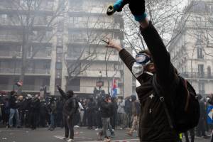 Tra manifestanti e Black bloc: la piazza violenta contro Macron
