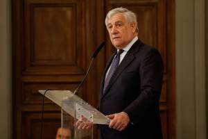 "Parole inaccettabili". Tajani a muso duro: annullata la visita a Parigi