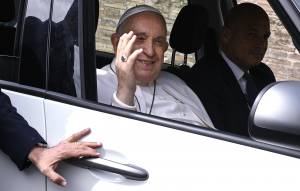 Papa Francesco ricoverato all'ospedale Gemelli: sarà operato all’addome 