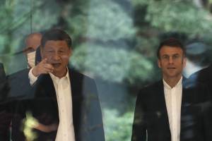 Autonomia strategica, Macron abbraccia Xi e si sgancia dagli Usa (imbarazzando la Ue)