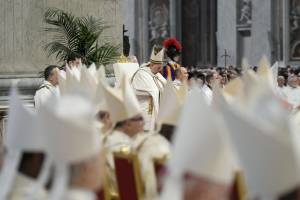 “Non restiamo impotenti”. La lezione del Papa durante la veglia pasquale