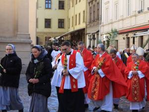 Bestemmiano durante la Via Crucis e si danno alla fuga: il folle "gioco" dei giovani