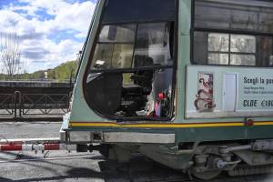 Paura per Immobile, si schianta contro un tram a Roma: le immagini dell'incidente