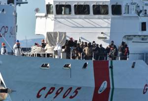 Resta orfano in mare: accudito dai poliziotti