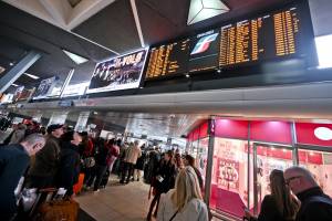 Treno in ritardo, freddo, niente cibo: ora spunta il "danno esistenziale"