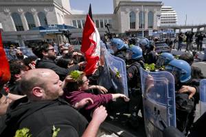 "Piantedosi assassino". L'odio rosso contro il ministro a Napoli