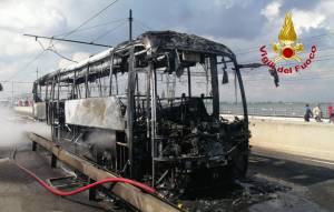 Traffico bloccato sul ponte e tanta paura: bus in fiamme a Venezia