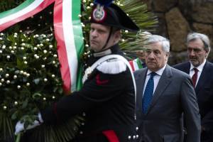 Contestazione a Valditara e governo a testa in giù. Tajani alle Fosse Ardeatine e Salvini al cimitero Usa