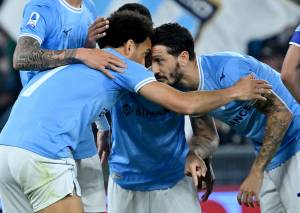 La Lazio regola (2-0) il Sassuolo: ancora rimandata la festa scudetto del Napoli