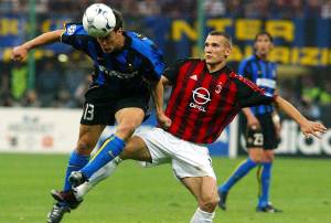12 maggio 2003, semifinale di ritorno di Champions League, Inter-Milan 1-1. Duello tra futuri Palloni d'Oro: il centrale dell'Inter Fabio Cannavaro contro la punta del Milan Andrij Shevchenko