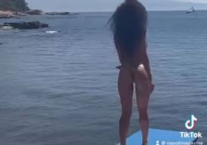 Scudetto Napoli, la Fico mantiene la promessa: bagno in bikini