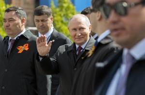 Il peso della guerra sul Cremlino: quei messaggi nascosti di Putin